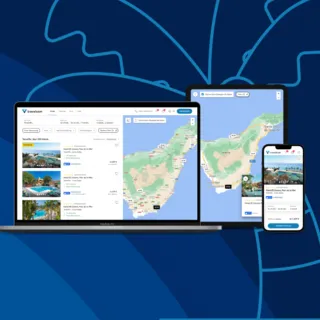 Travelcom IBE auf Laptop, Tablet und Smartphone: Die responsive Buchungsplattform zeigt eine Hotelsuche auf Teneriffa mit interaktiver Kartenansicht, Hotelliste mit Preisen und Bewertungen – nahtlos auf allen Endgeräten verfügbar.