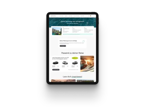 Ein Tablet das eine erfolgreiche Buchung zeigt
