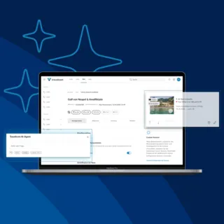 Travelcom PIM auf einem Laptop: Das Product Information Management System zeigt die Detailansicht einer Reise an die Golf von Neapel & Amalfiküste – inklusive integriertem Travelcom AI-Agenten zur automatischen Content-Erstellung, Medienverwaltung mit Bild- und Videodateien sowie konfigurierbaren Custom Seasons. Funkelnde Sterne im Hintergrund symbolisieren die KI-gestützte Intelligenz des Systems.
