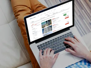 Jemand bedient einen Laptop, auf dem die Ameropa-Seite geöffnet ist